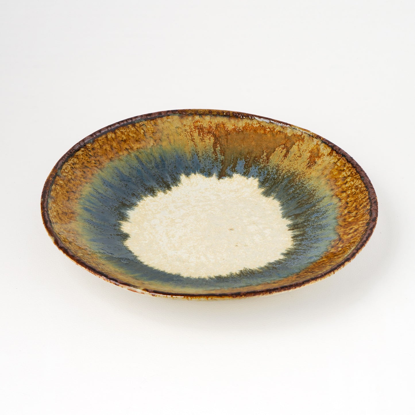 タタラ丸皿 約21cm 二彩 K